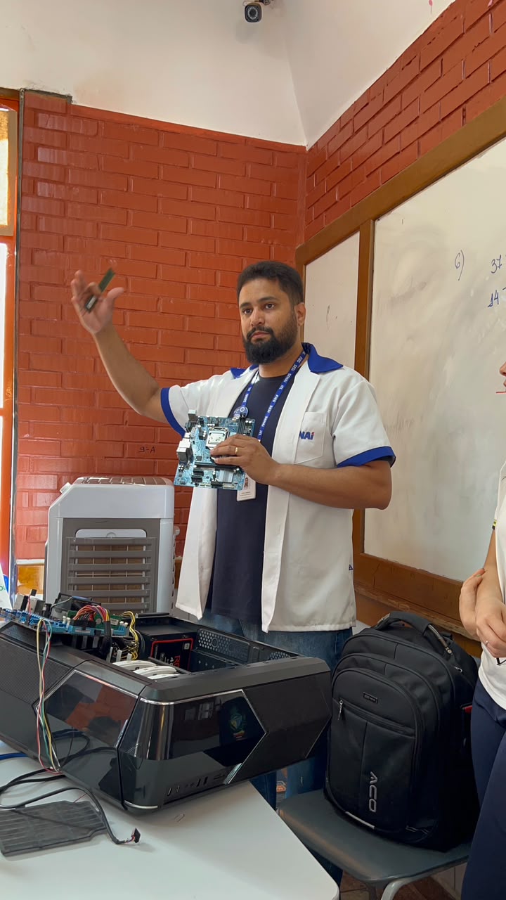 Huiatã explicando componentes de hardware em aula no SENAI