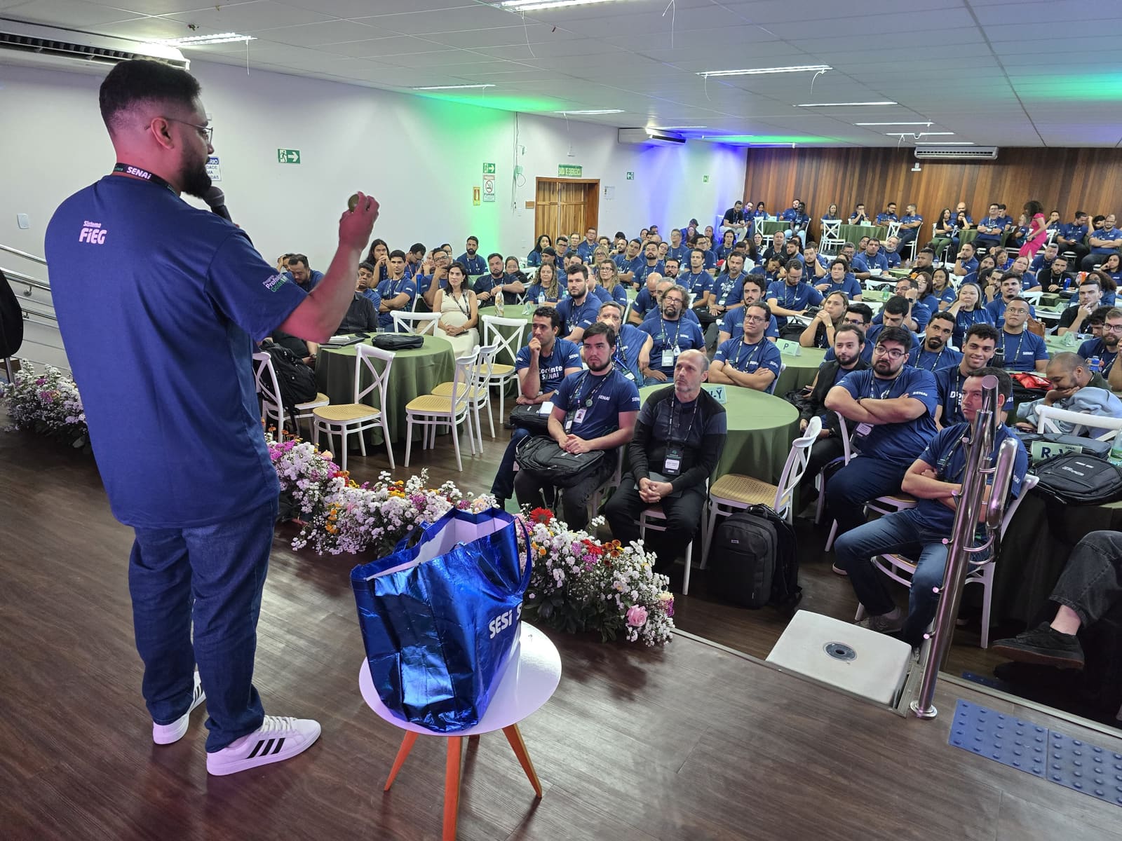 Huiatã palestrando para a plateia de professores da rede estadual de Goiás na Academia de Neurodocência do SENAI