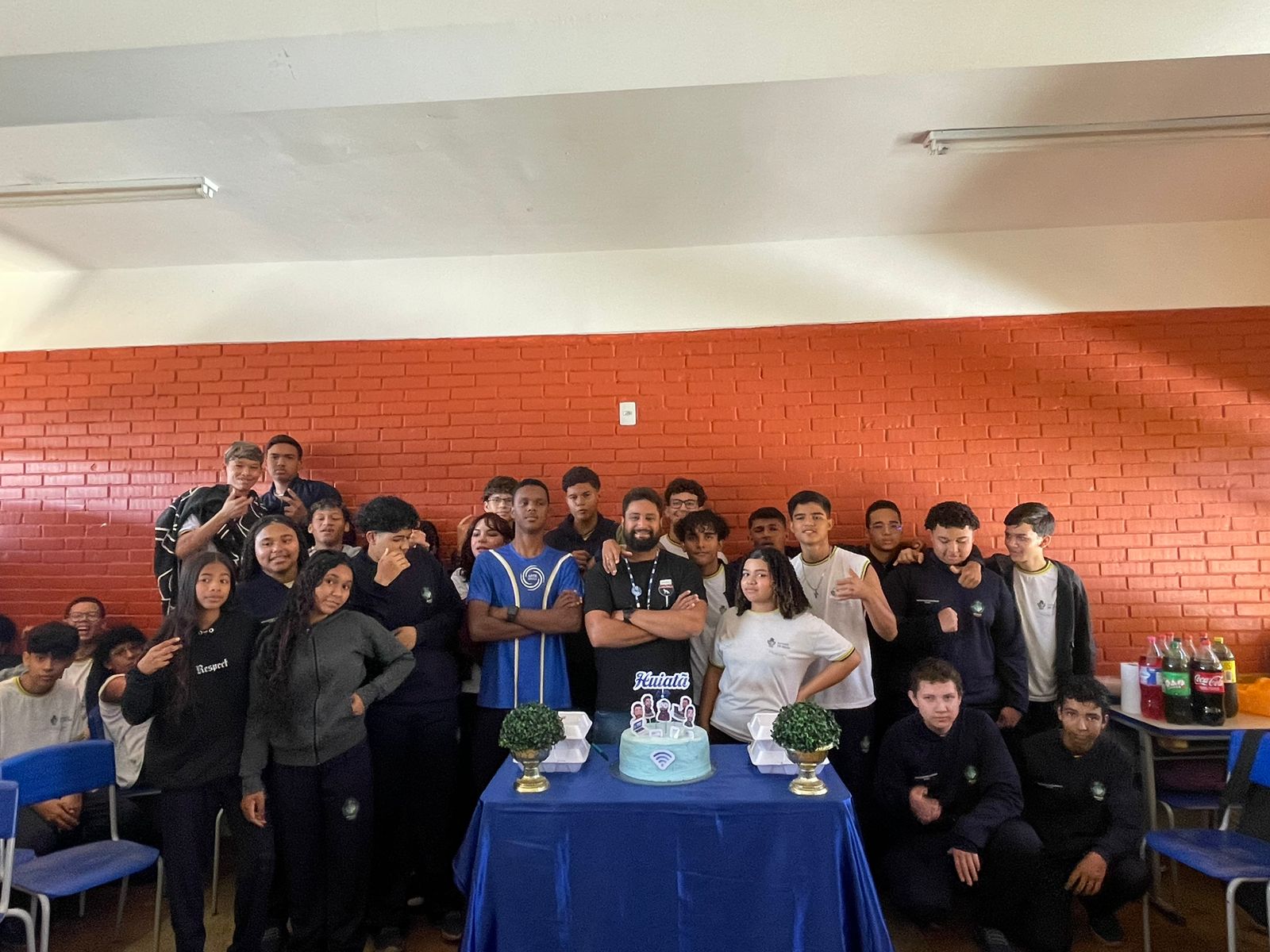 Huiatã e estudantes fazendo manutenção prática de um notebook em sala de aula