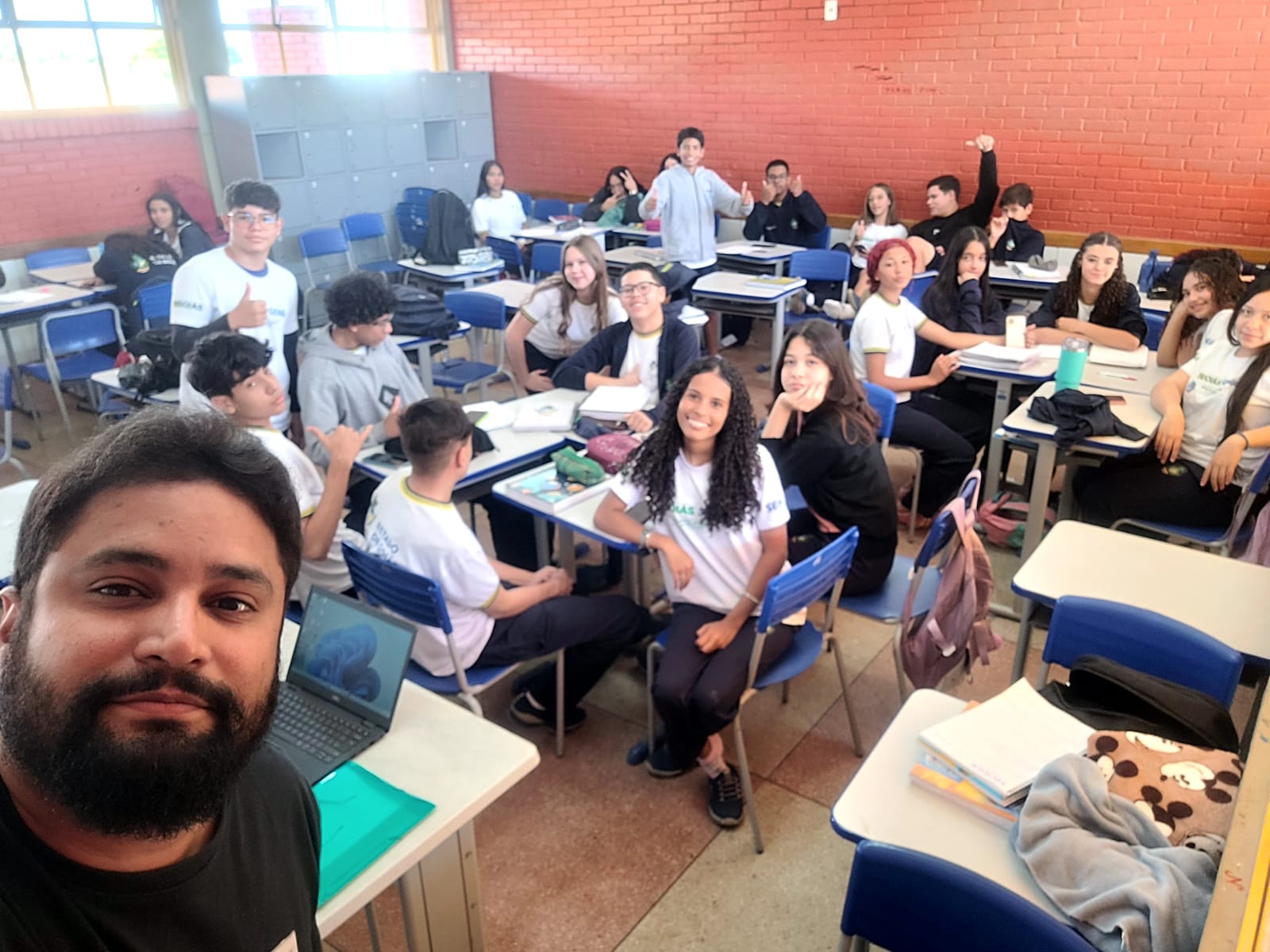 Huiatã em selfie com a turma completa durante a aula